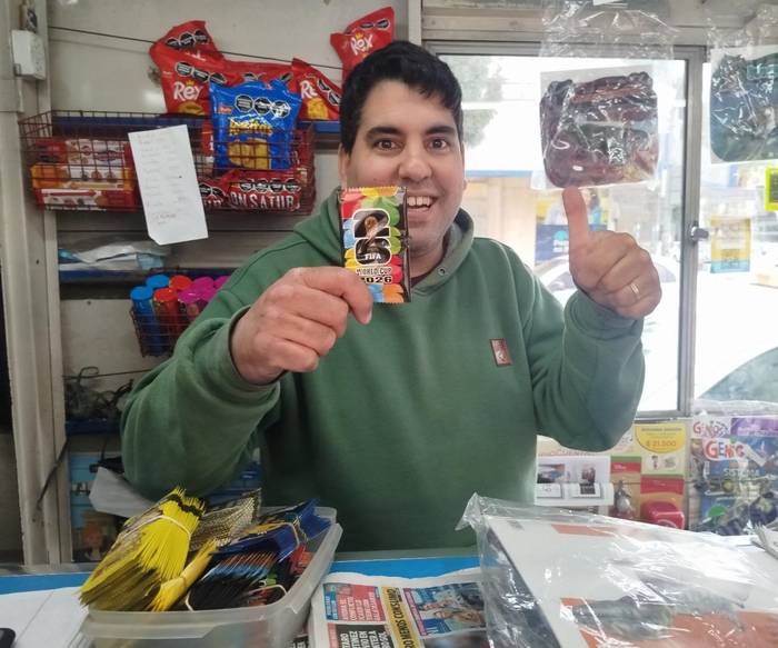 Cliente MintStore abriendo sobres Panini en Buenos Aires
