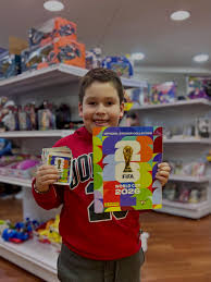 Cliente MintStore con álbum dorado Panini en La Plata