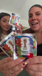Amigas clientas MintStore con álbum Panini en San Isidro