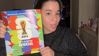 Cliente MintStore con álbum Panini en Bahía Blanca