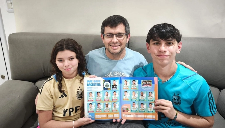 Familia cliente MintStore con álbum Panini en Salta