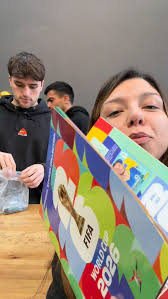 Grupo de clientes MintStore con álbum Panini en Posadas